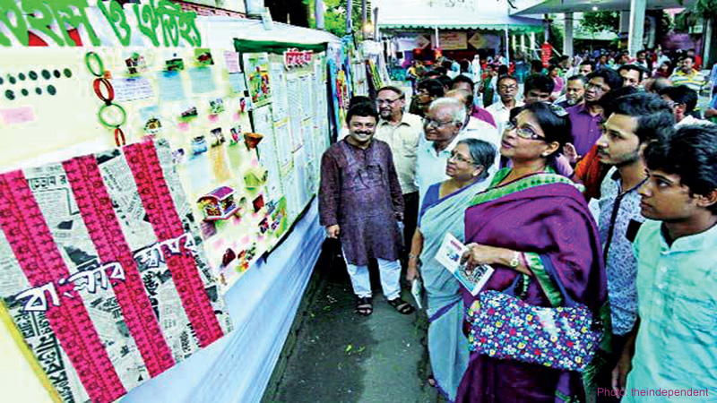 Rezwana Chowdhury Bonna, Sultana Kamal, Serajul Islam Chowdhury, Mothahar Akhondo and other guests and participants watching wall magazines